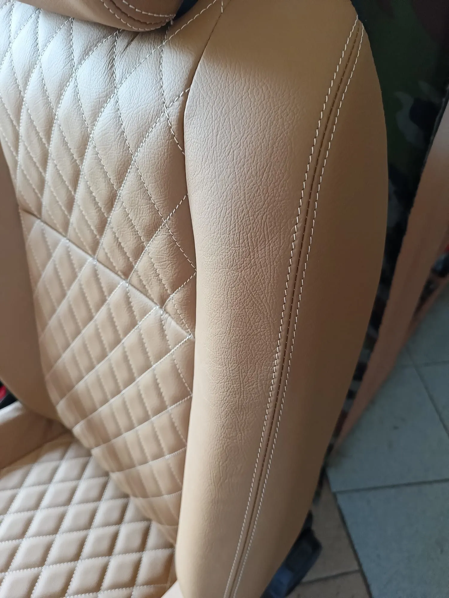 Detal – pikowanie diamentowe, skóra beżowa