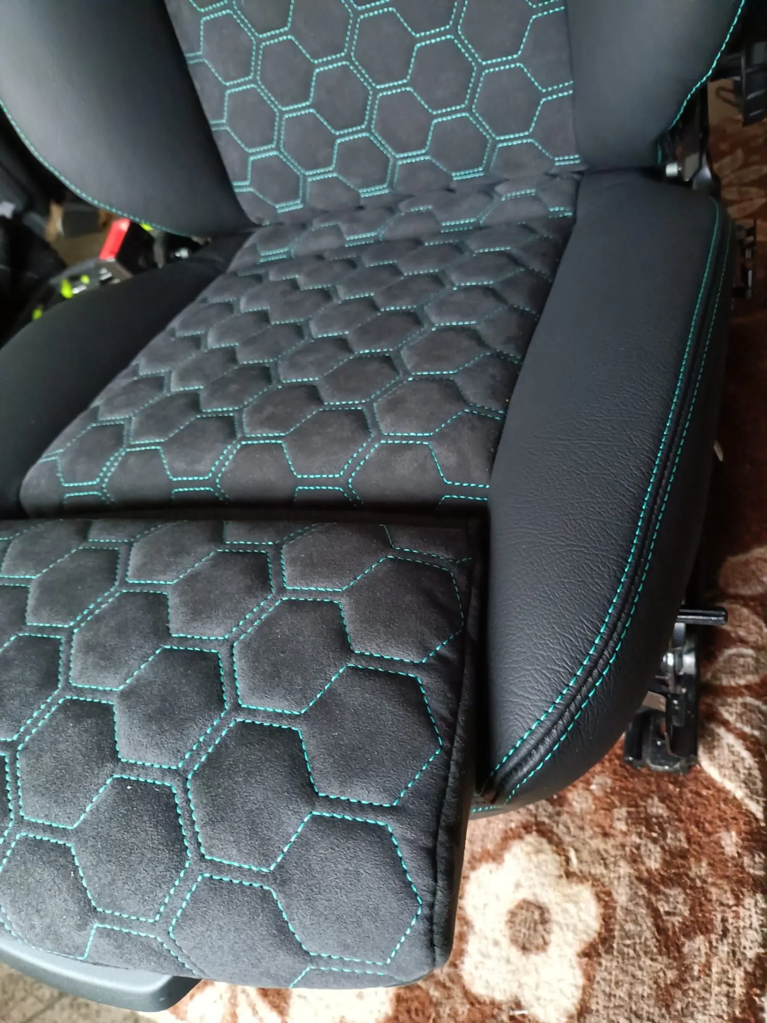 Tapicerka alcantara z heksagonalnym ściegiem