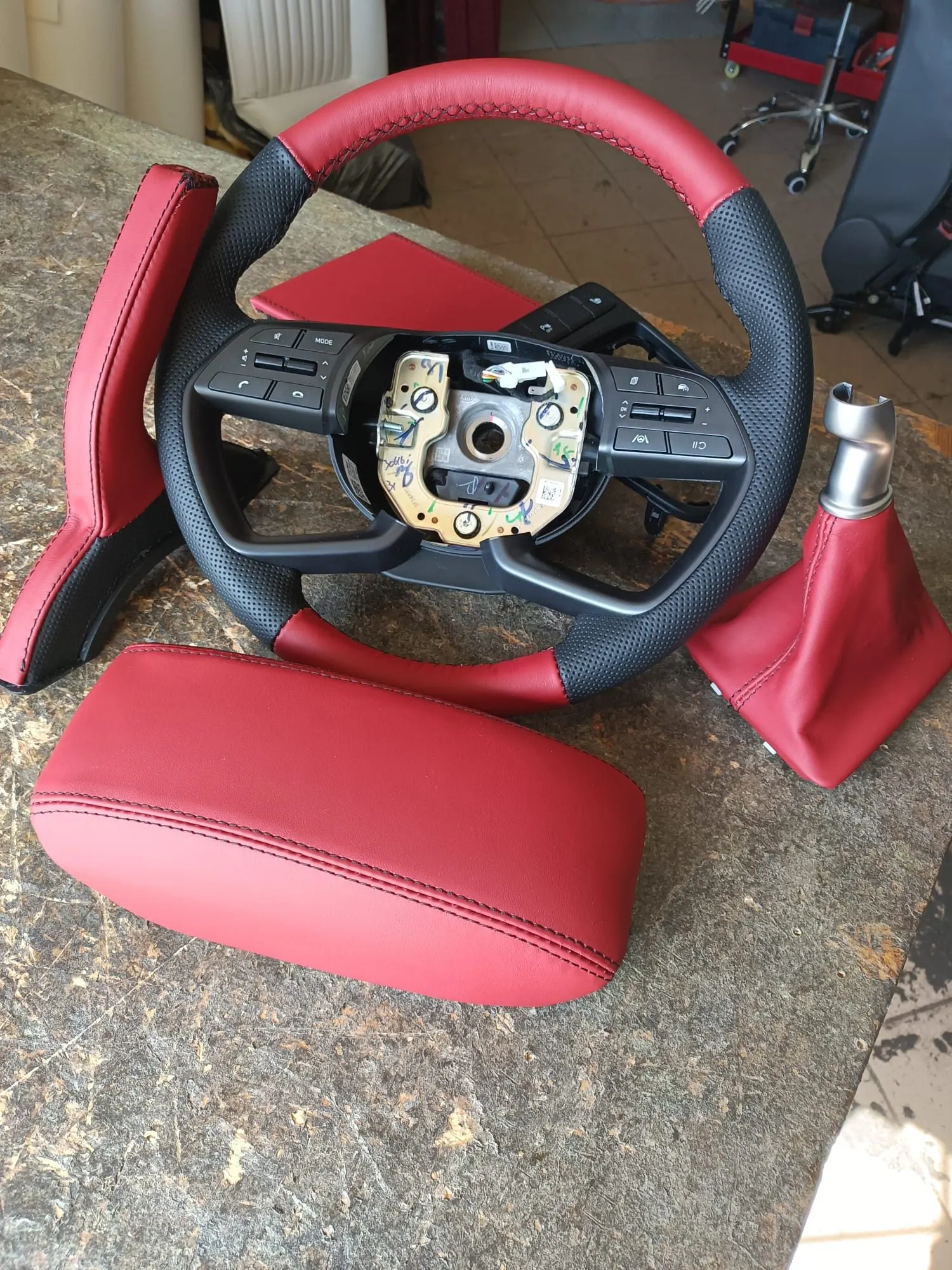 Kierownica i akcesoria – skóra czerwona